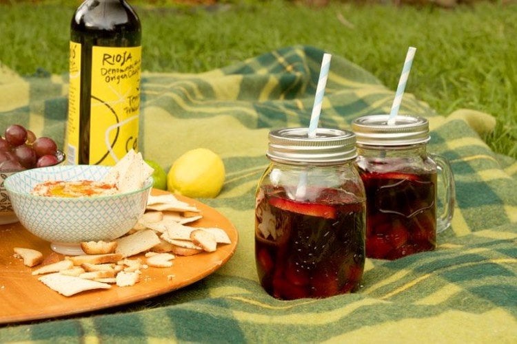 picknick-rezepte-zweit-verliebt-sangria-früchte-wein-glas