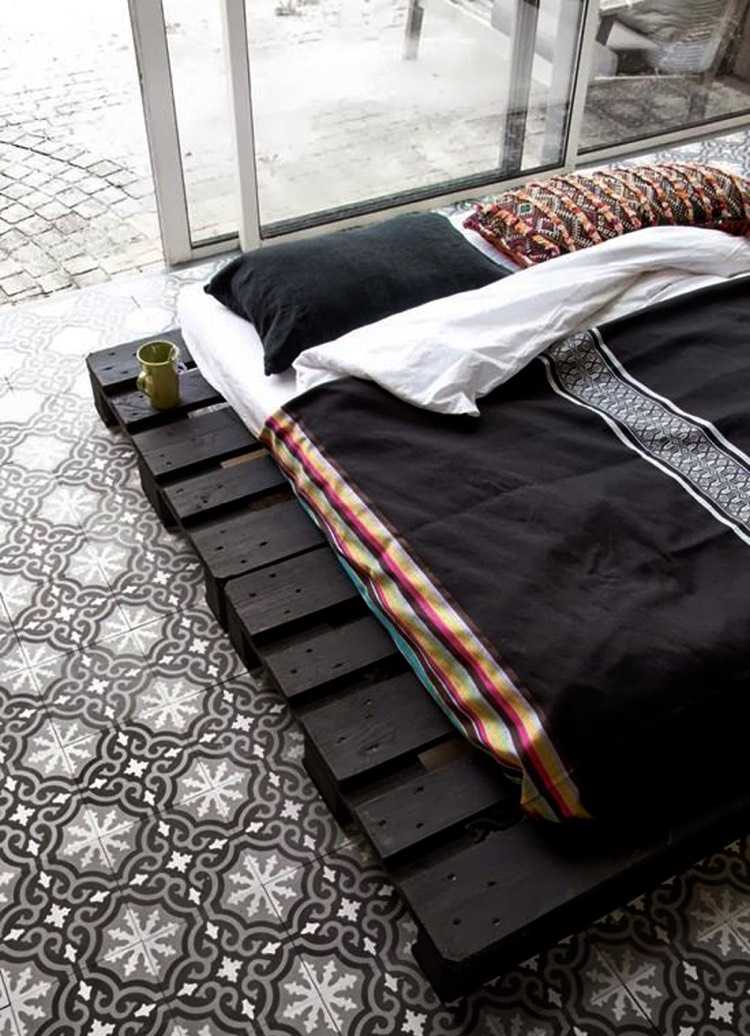 podestbett-bauen-paletten-schwarz-lackiert-doppelbett