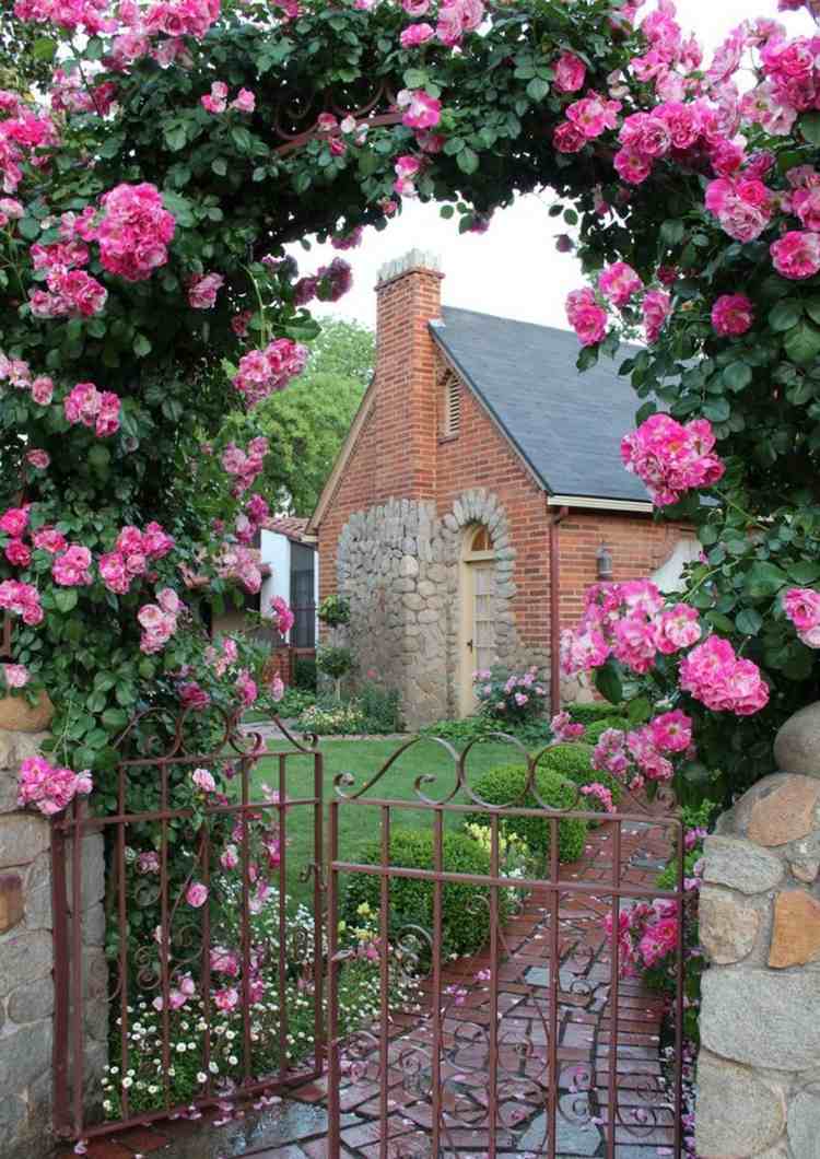 rosenbogen-beflanzen-eingang-gartentor-gartenpfad-gebäude-zaun-kletterrose-pink-weiß