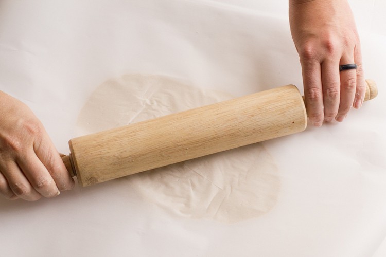 salzteig-ostern-teig-kneten-ausrollen-nudelholz