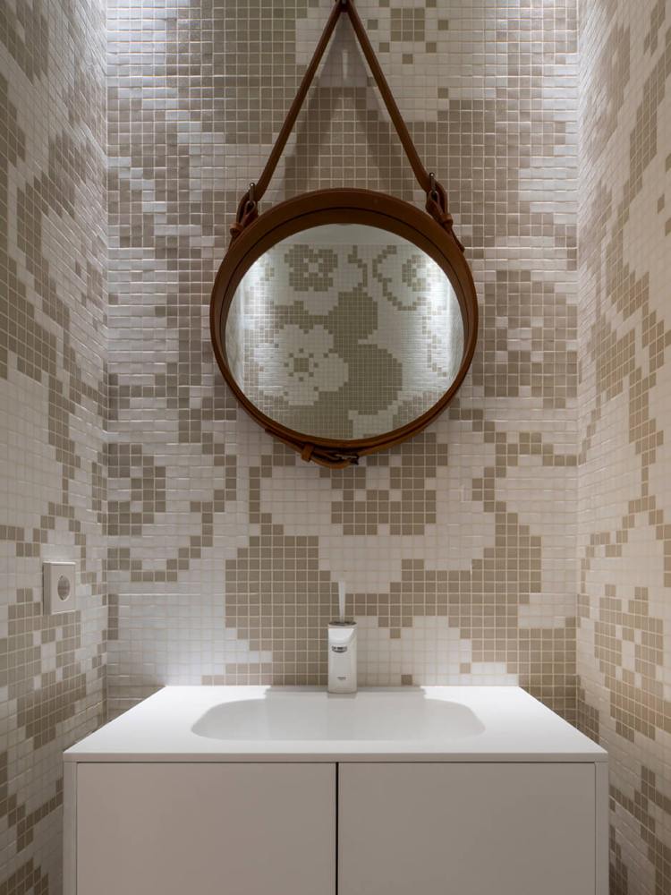 sandfarben-weiss-eichenholz-modern-bad-mosaik-waschbecken-spiegel