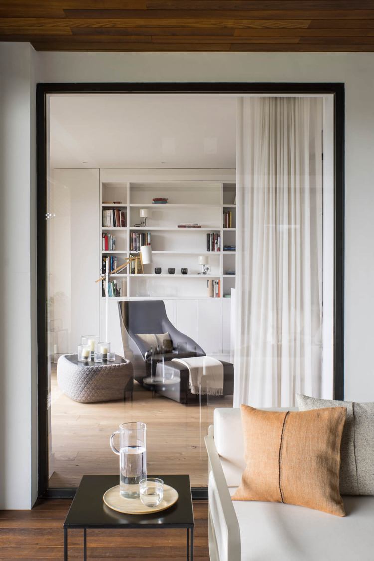Sandfarben, Weiß und Eichenholz -modern-glaswand-leseecke-licht-wohnzimmer