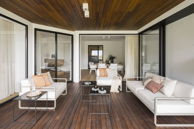 Sandfarben, Weiß und Eichenholz -modern-überdachte-terrasse
