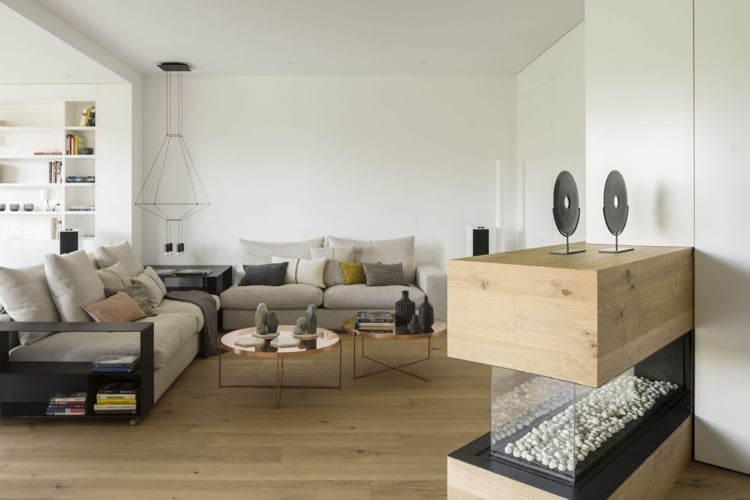 Sandfarben, Weiß und Eichenholz -modern-wohnzimmer-couch-beistelltische