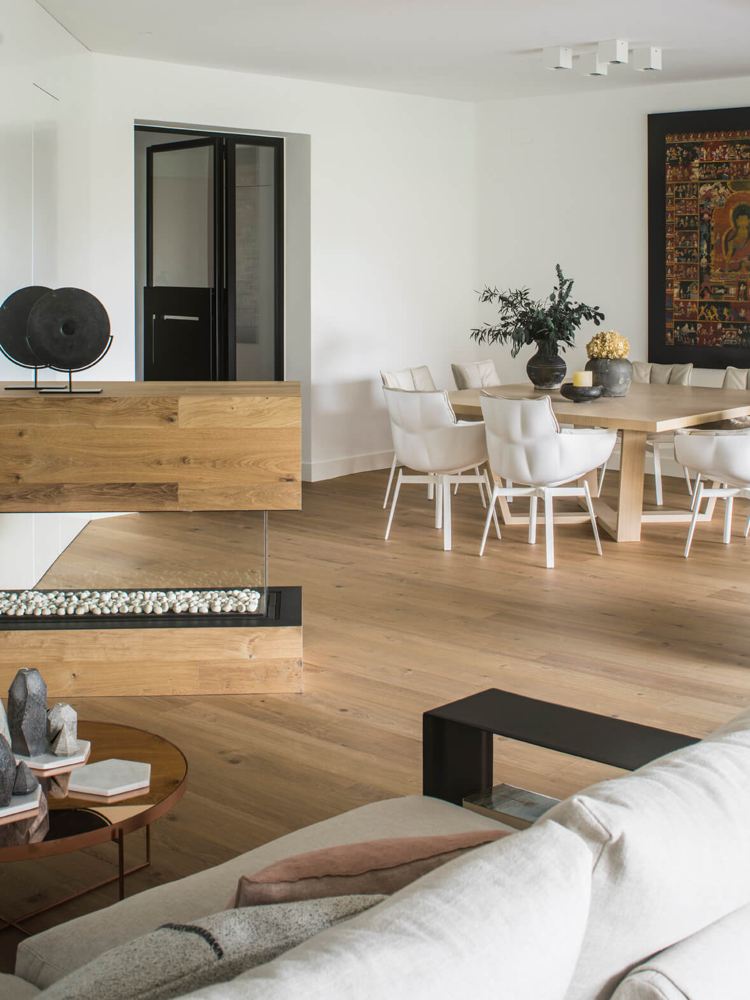 Sandfarben, Weiß und Eichenholz -modern-wohnzimmer-essbereich-tisch
