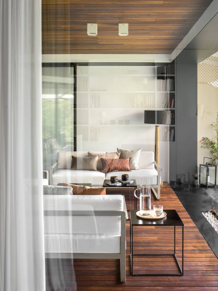 sandfarben-weiss-eichenholz-modern-wohnzimmer-terrasse-überdacht