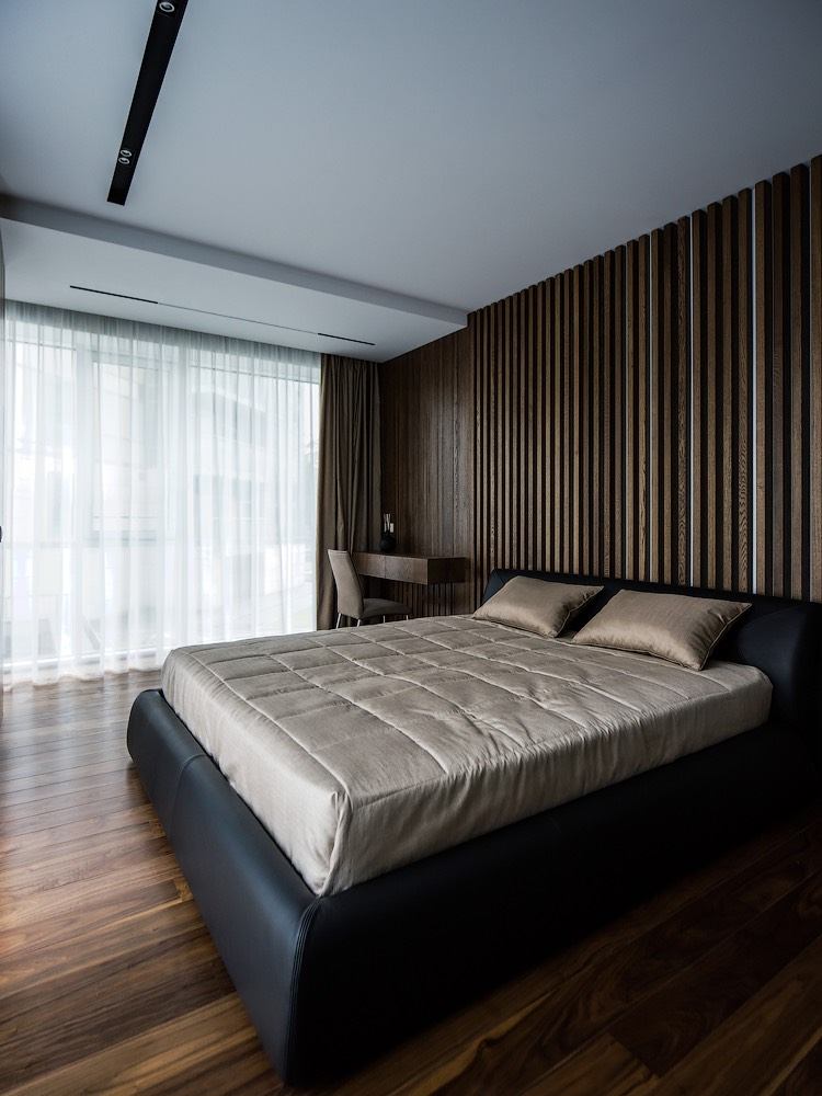 Schlafzimmergestaltung Ideen modern-dunkler-boden-lamellenwand-schwarzes-lederbett
