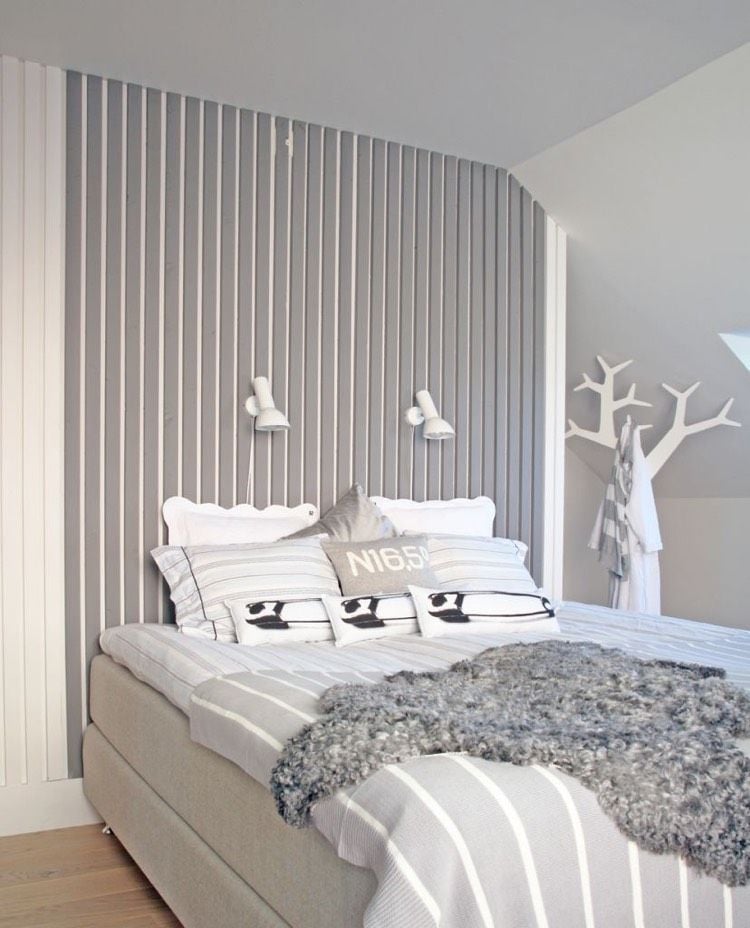 schlafzimmergestaltung-ideen-skandinavisch-dachschräge-holzlatten-grau-wandleuchten