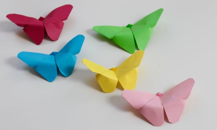 schmetterlinge-basteln-kindern-origami-bunte-insekten-tonpapier