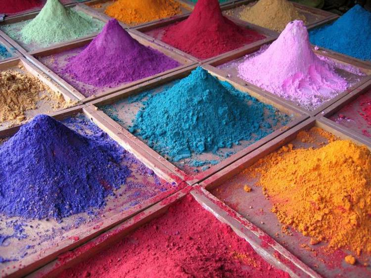 silikatfarbe-streichen-farbpigmente-bunt-pulver-lila-blau-orange-pink-grün-haufen