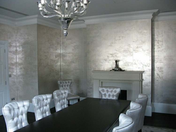 tapeten-überstreichen-metall-silber-essbereich-wohnzimmer-kronleuchter-tisch-stühle-leder-kamin-dekoration