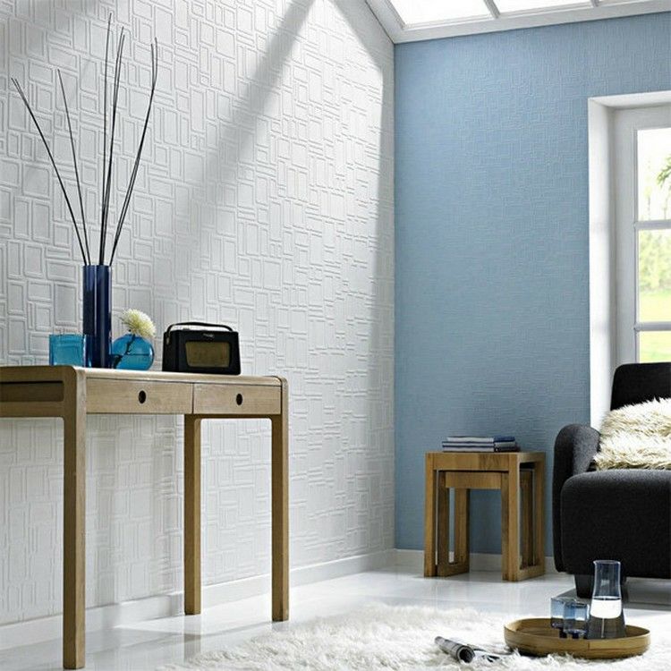tapeten-überstreichen-wohnzimmer-blau-weiß-raufasser-vinyl-tisch-couch-dechfenster-vasen