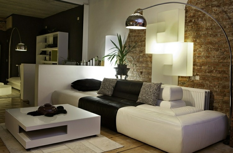 tapeten-überstreichen-wohnzimmer-couch-weiß-schwarz-leder-couchtisch-spiegel-stehlampe