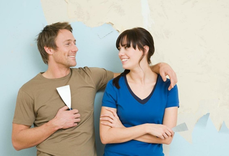 tapeten-überstreichen-beseitigen-hellblau-renovieren-wandfarbe-mann-frau-werkzeug