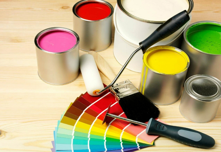 tapeten-überstreichen-bürste-farbroller-schleifer-farbpalette-dosen-farbe-rosa-rot-grün-gelb-dickflüssig