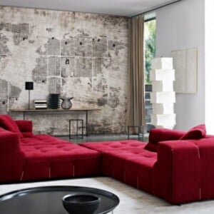 tapeten-überstreichen-wohnzimmer-wandgestaltung-weltkarte-textiltapete-couch-rot-tisch-garten-gardinen-tischlampe