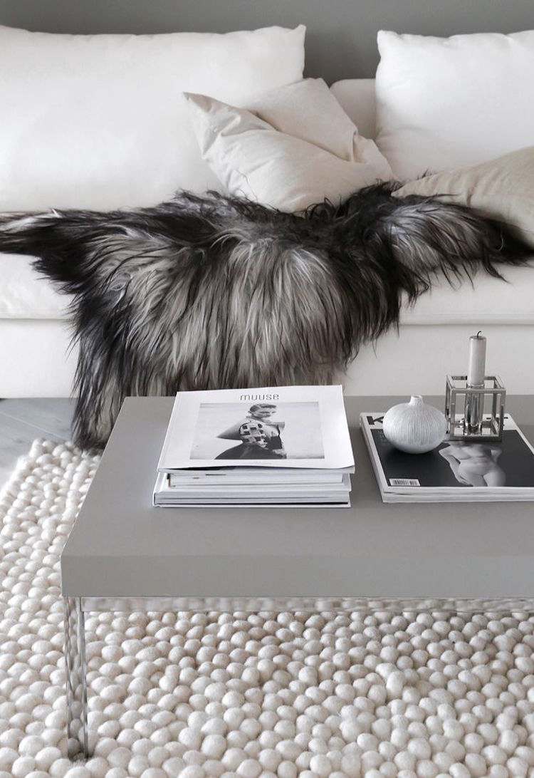 teppich-skandinavisch-design-weiss-minimalistisch-filzkugel-läufer
