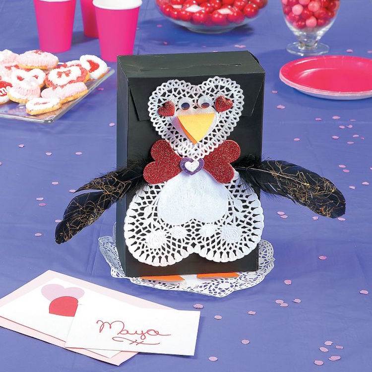 valentinstag basteln pinguin-zierdeckchen-glitzerpapier-feder