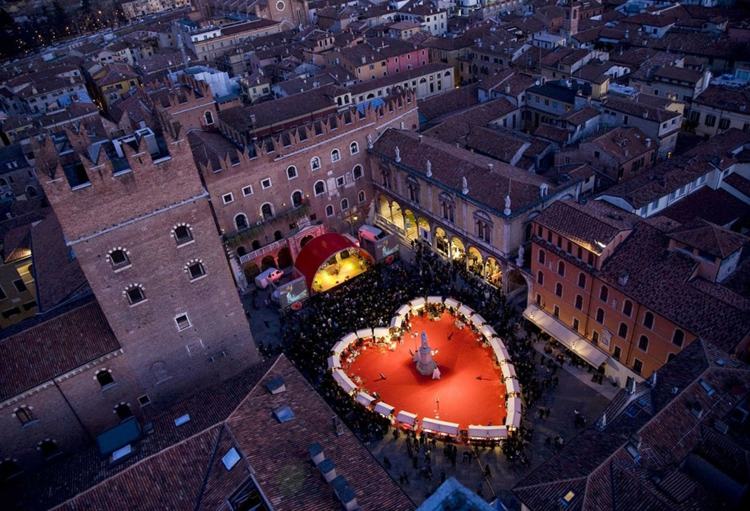 valentinstag bräuche italien-nacht-gebäuden-herz-form-rot-gross-denkmal-menschenmasse-beleuchtung