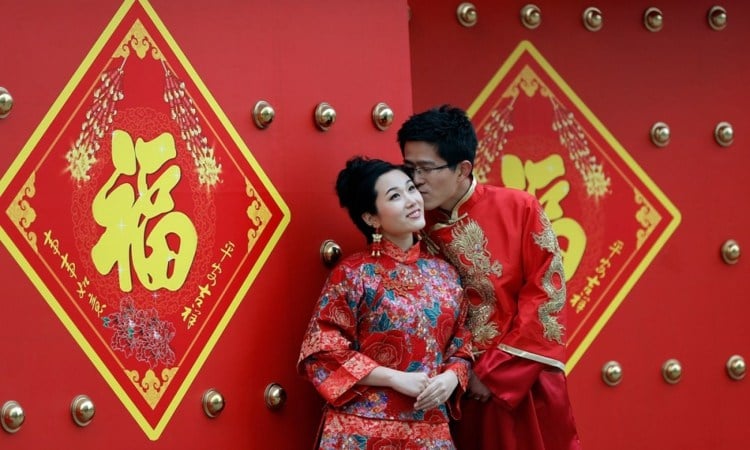valentinstag-bräuche-china-mann-frau-paar-tradition-bekleidung-rot-muster-blumen-drachen-schriftzeichen