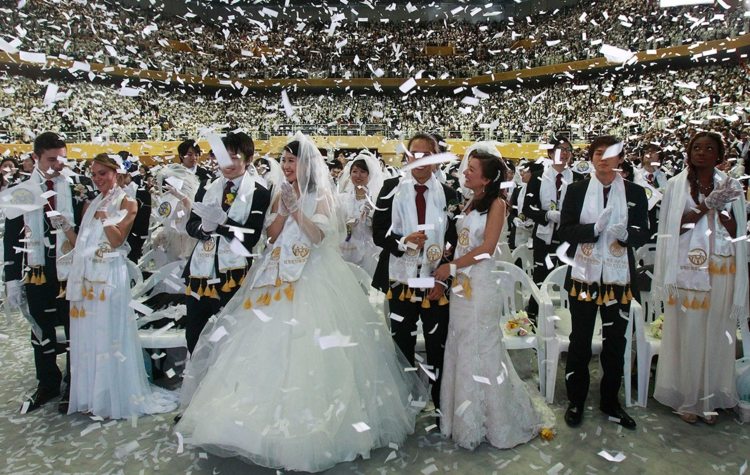 valentinstag-bräuche-philippinen-massenhochzeit-paare-braut-bräutigam-konfetti-fest-anzug-brautkleid-handschuhe