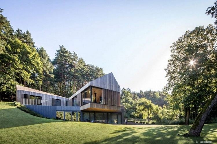 Vertikale Holzfassade haus-grünen-auskragung