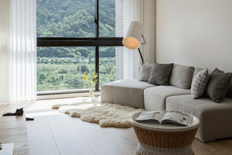 wandfarbe weiß sitzbereich-lounge-stehlampe-modern-beistelltisch-korbmöbel
