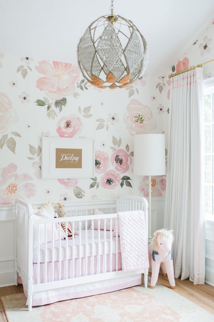 wandgestaltung-rosentapete-babyzimmer-rosa-beige-blumen-tapete