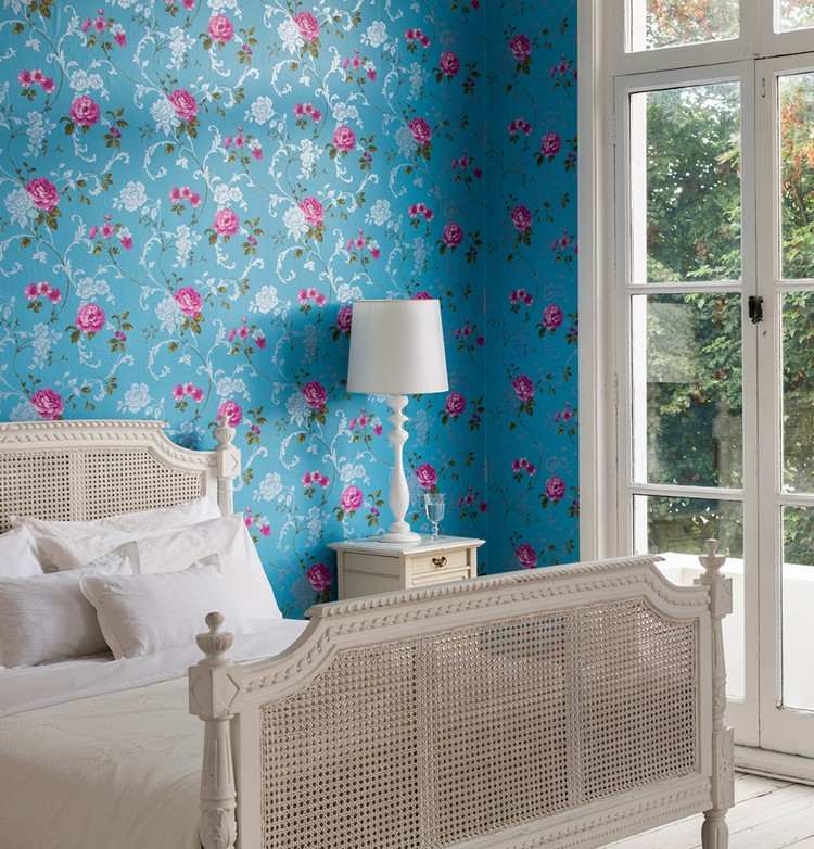 wandgestaltung-rosentapete-schlafzimmer-blau-fuchsia-tapete