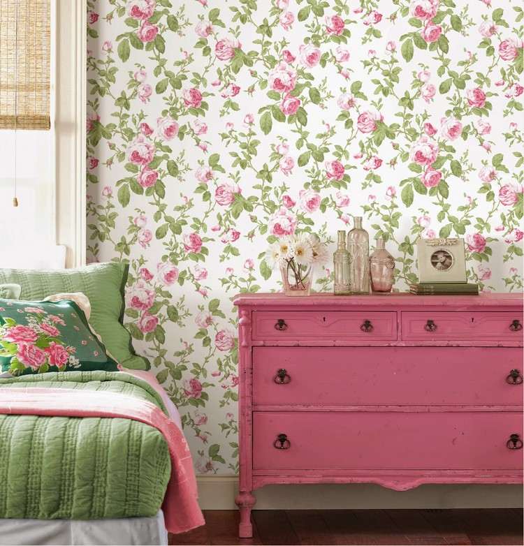 wandgestaltung-rosentapete-schlafzimmer-romantisch-vintage-möbel