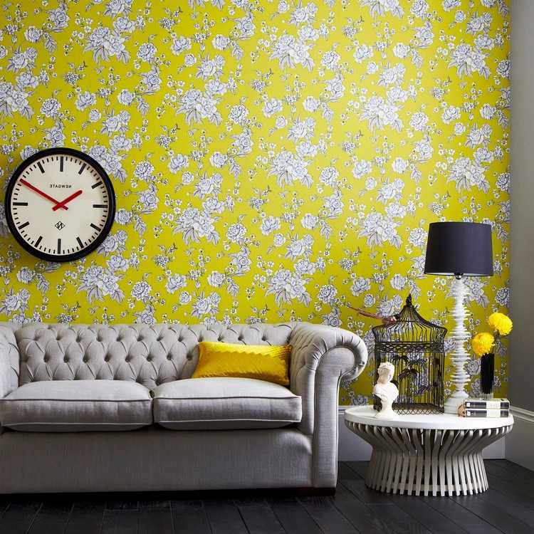 wandgestaltung-rosentapete-wohnzimmer-gelb-weiß-rosen-motive
