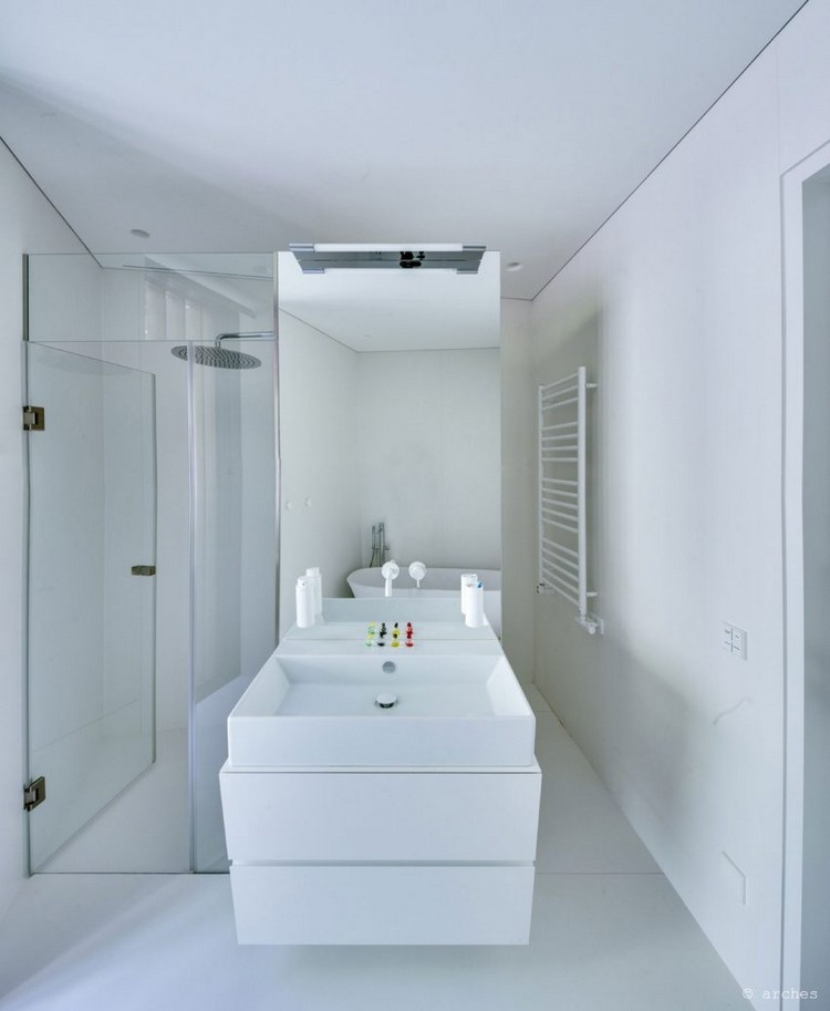 weißes-badezimmer-aufsatzwaschbecken-griffloser-unterschrank