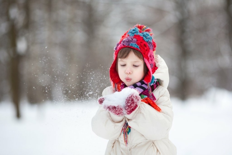 winterdienst schneeräumen park-natur-kind-mädchen-schnee-locker-leicht-frisch-pusten-mütze.jpg