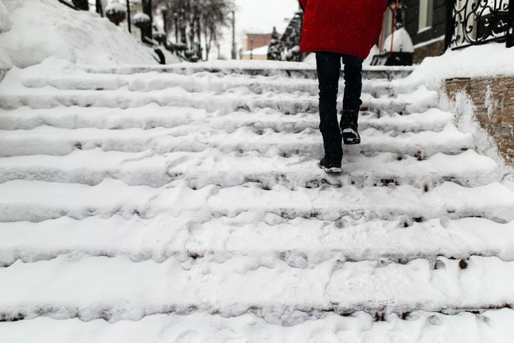 winterdienst-schneeräumen-treppen-steil-schneemasse-eis-glitschig-rutschgefahr-streuen-allee-mann.jpg