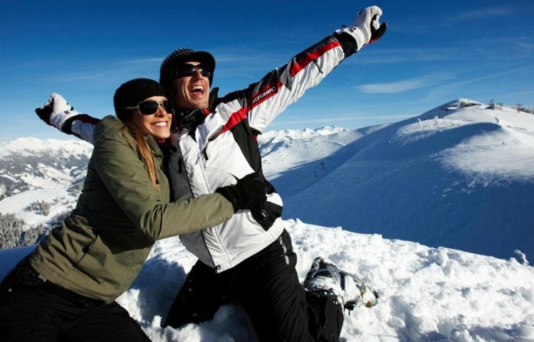 winterdienst schneeräumen berge-mann-frau-urlaub-ausflug-skifahren-sonnenbrille-sportbekleidung-schneemasse-sonne