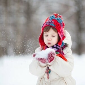 winterdienst-schneeräumen-park-natur-kind-mädchen-schnee-locker-leicht-frisch-pusten-mütze.jpg