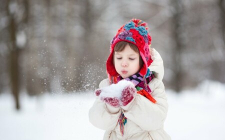 winterdienst-schneeräumen-park-natur-kind-mädchen-schnee-locker-leicht-frisch-pusten-mütze.jpg