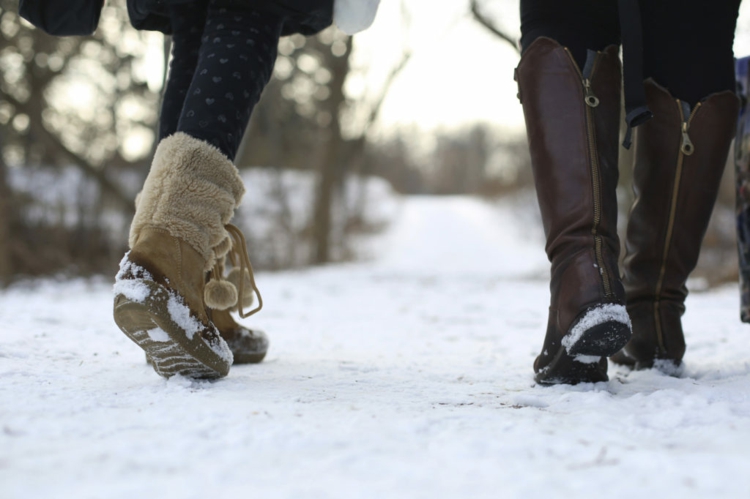 winterdienst-schneeräumen-spaziergang-draußen-schnee-winterstiefel-frauen-park-rutschen-kalt.jpg