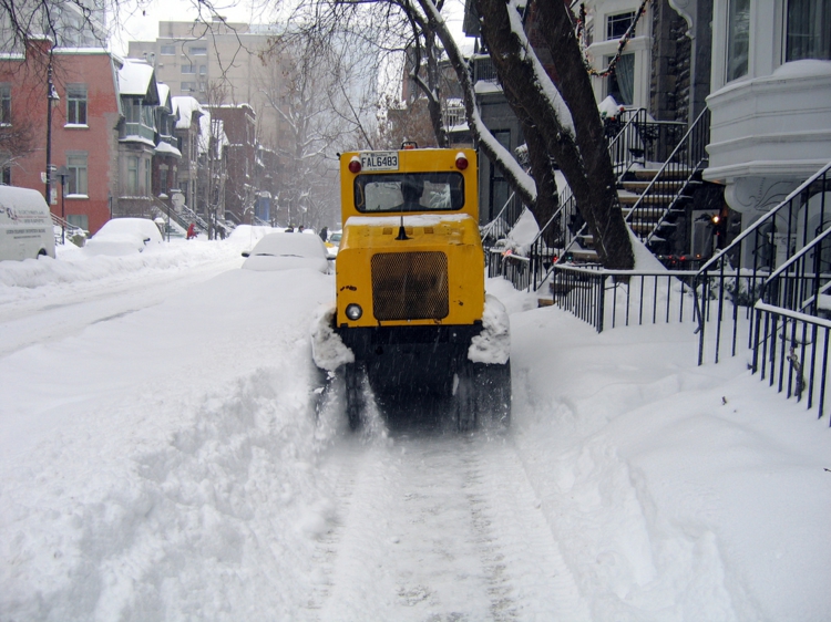 winterdienst-schneeräumen-stadt-gebäuden-strasse-autos-bäume-treppen-schneeräumer-schneehaufen.jpg