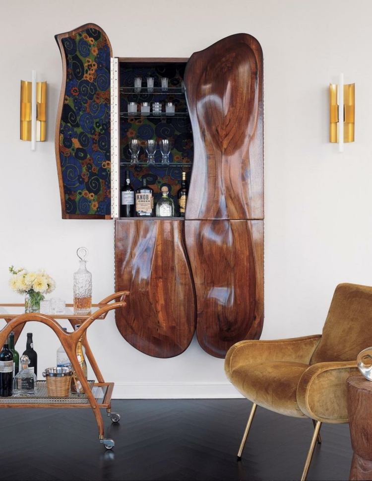 wohnzimmer-bar-stuhl-wandlampen-minibar-schrank-wand-gläser-flaschen-alkohol-rolltisch-holz-vase-blumen