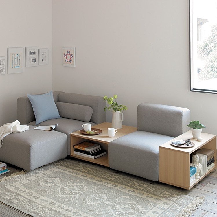 wohnzimmer-ohne-sofa-modulare-sitzmöbel-beistelltische-stauraum-helles-holz