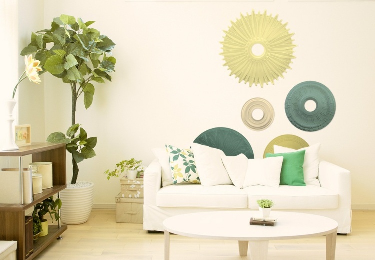 wohnzimmer-renovieren-klein-wandfarbe-weiß-wanddekoration-medaillons-farbig-sofa-kissen-schachtel-tisch