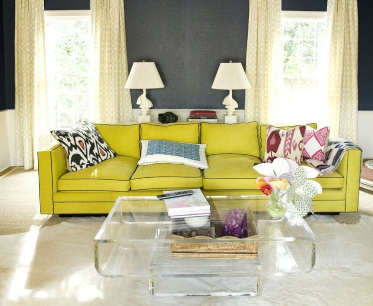 wohnzimmer-renovieren-sofa-bunt-grün-dekokissen-gelb-teppich-tisch-kunststoff-wand-anstrich-grau-gardinen