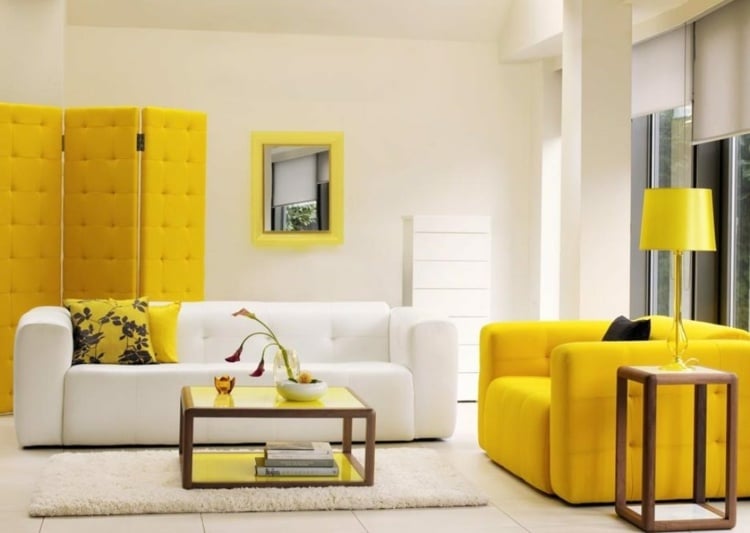 wohnzimmer-renovieren-trennwand-leder-gelb-spiegel-rahmen-couch-tischlampe-sofa-kissen-blumenmuster