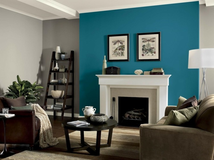 wohnzimmer renovieren wandfarbe-blau-bilder-kamin-tisch-couch-regal-sessel-decke-topfplanze-stehelampe