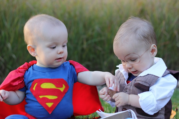 zwillings-kostüme-baby-fasching-superman-clarke-kent