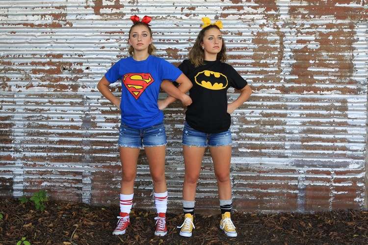 zwillings-kostüme-einfache-diy-ideen-batman-superman-t-shirts