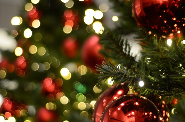 weihnachtliche Wohnzimmer Weihnachtsbaum-farben-gold-rot-natur-klassisch