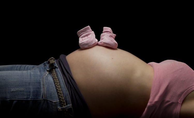 Babybauchfotos selber machen -schwangerschaftsfotos-ideen-tipps-babyschuhe-babysöckchen