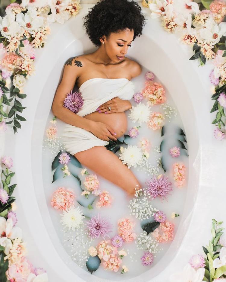 babybauchfotos-selber-machen-schwangerschaftsfotos-ideen-tipps-bad-badewanne-milchbad